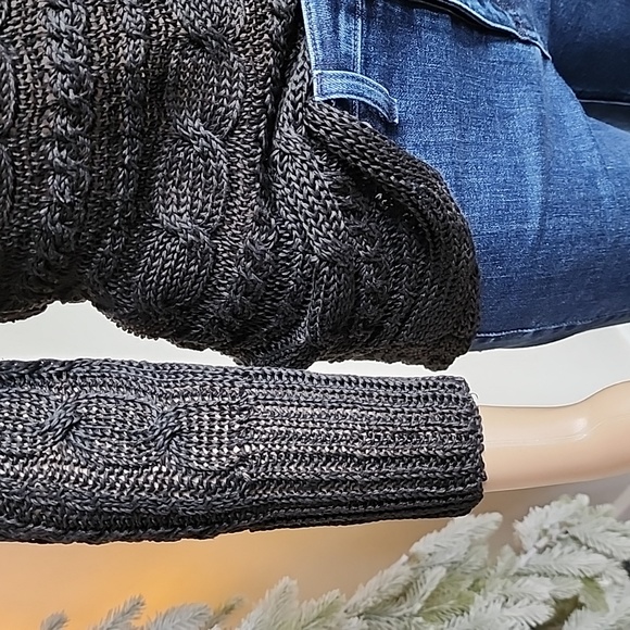 NEW ALICE + OLIVIA Sweater - Picture 5 of 15